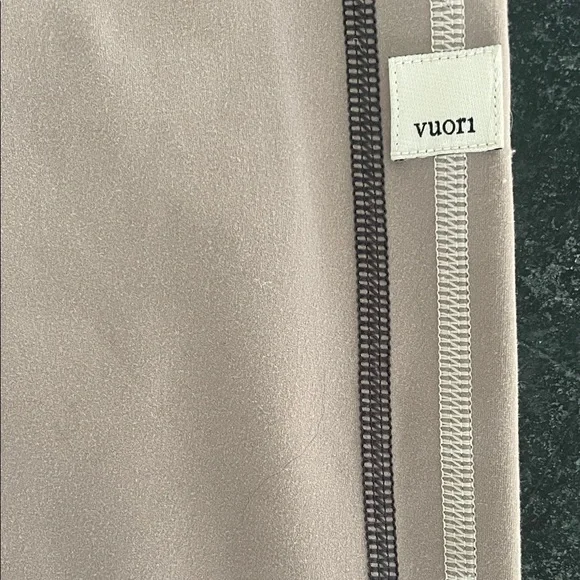 NWT Vuori Daily Sport Leggings in Graphite - Picture 3 of 9